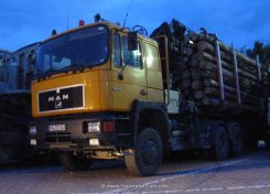 MAN F90 26.422 6x6 Sattelzugmaschine mit Ladekran und Holztransport-Auflieger 1990-1994