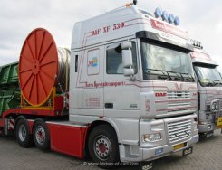 DAF XF 95.530 Sattelzugmaschine Tieflader mit Mähdrescherteilen 2003