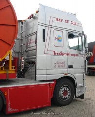 DAF XF 95.530 Sattelzugmaschine Tieflader mit Mähdrescherteilen 2003